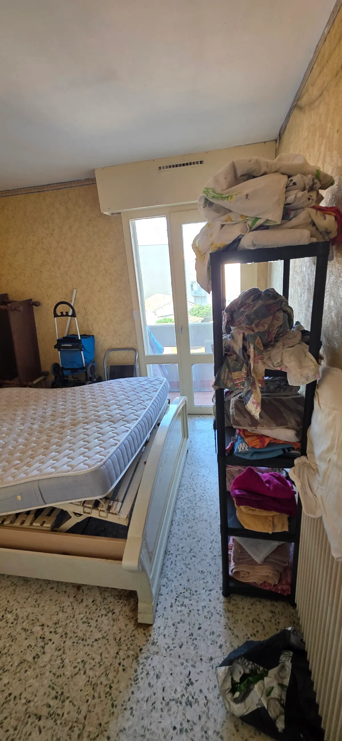 Chambre encombrée
