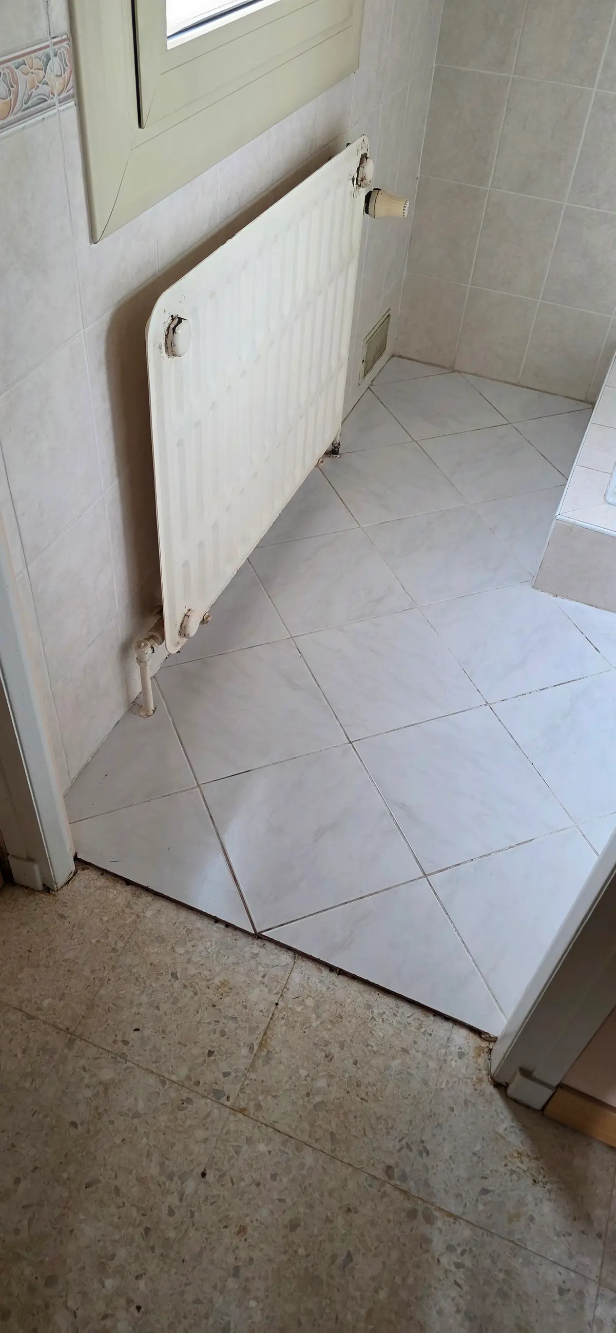 Salle de bain propre après nettoyage