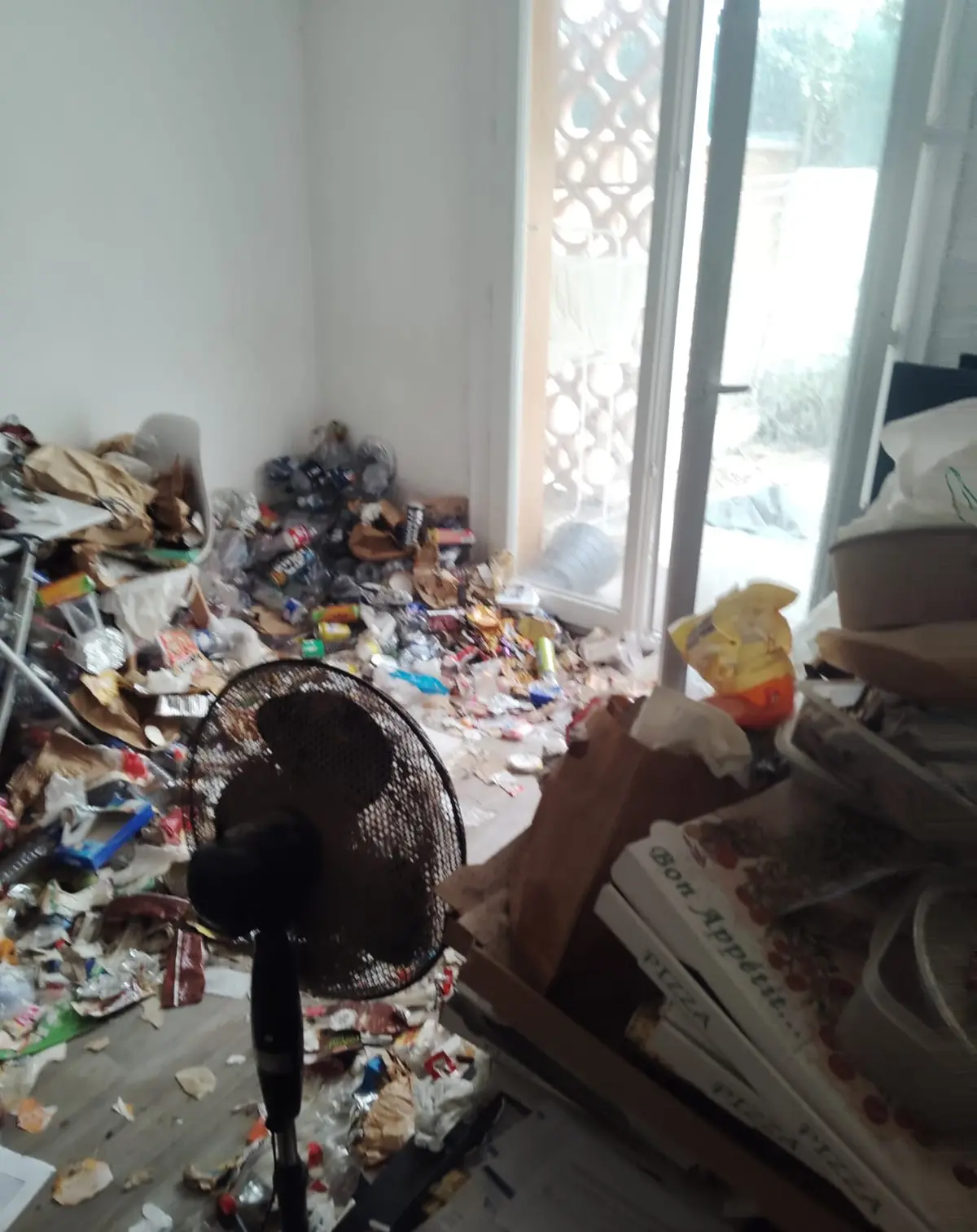 Salon envahi par l'accumulation